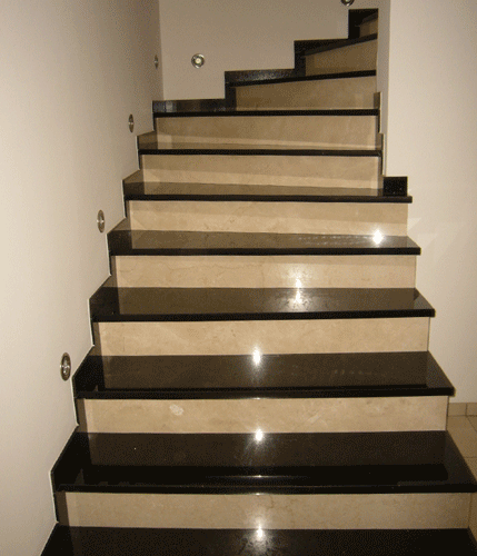 Treppe mit Stufen aus Granit & Marmor